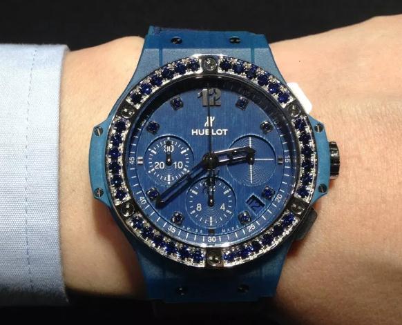 The blue color makes the timepieces look more gentle and calm.