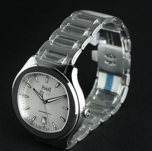 The solid steel watch bodies have a great sturdiness. 
