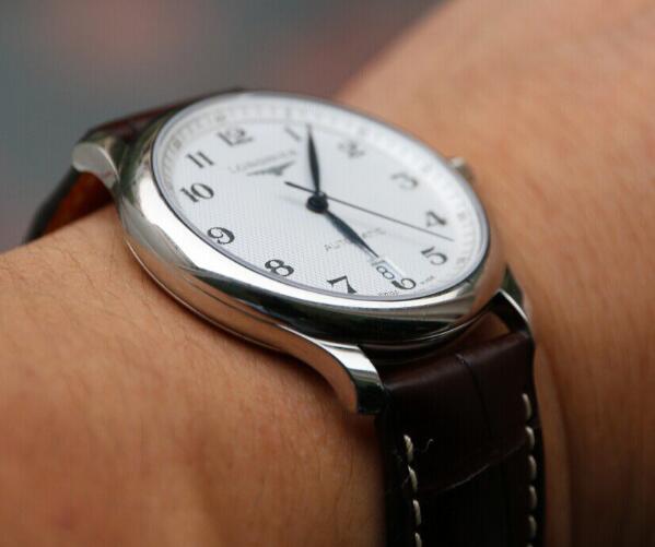 The classic timepieces have basic and practical functions. 