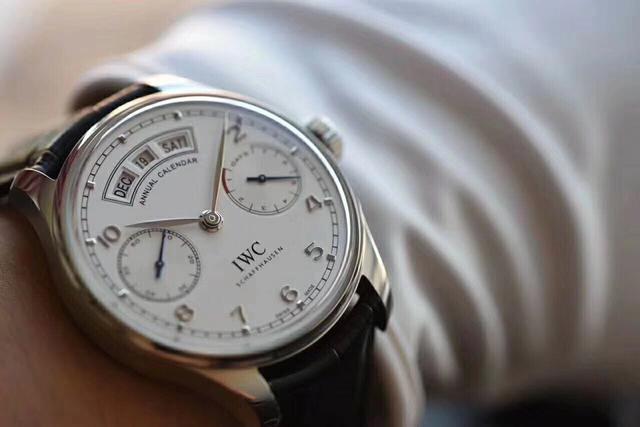 The rose gold fake IWC watches have white dials.